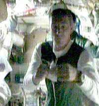 Sergue Krikalev pntre  bord de l'ISS. Source : NASA